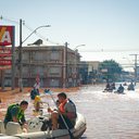 Operações de resgate de moradores dos bairros Humaitá e Navegantes, na zona norte de Porto Alegre - Alex Rocha/PMPA