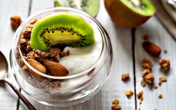 Uma salada de frutas com kiwi, abacaxi e castanhas, com iogurte, é uma boa opção de lanche - iStock