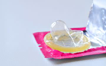 Ele diz que a parceira conseguiu tirar o preservativo retido - iStock
