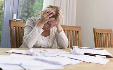 O estresse financeiro invade muitos aspectos da vida, como relacionamentos, alimentação e moradia - iStock