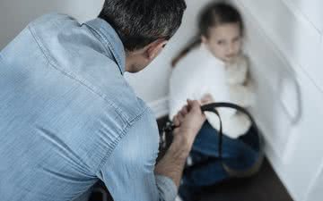 A paternidade hostial envolve comportamentos como gritos e punições físicas frequentes - iStock