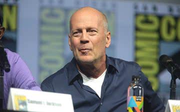 Bruce Willis na San Diego Comic Con International em 2018; afasia fez ator anunciar aposentadoria este ano - Wikimedia Commons