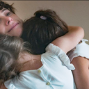 A atriz Jessie Buckley, que interpreta Leda quando jovem, em cena com as meninas que fazem as duas filhas - Divulgação/Netflix