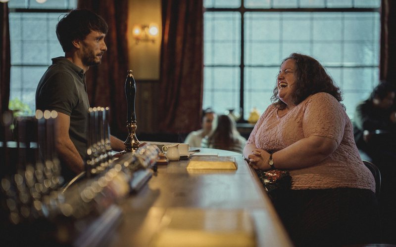 Os atores Richard Gadd e Jessica Gunning, Donny e Martha, em cena de Bebê Rena: tudo começou com um chá - Divulgação Netflix