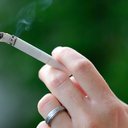 Quem fuma em lugar fechado não só se prejudica, como também os chamados "fumantes passivos" - Freepik