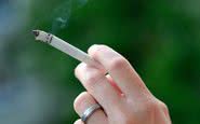 Quem fuma em lugar fechado não só se prejudica, como também os chamados "fumantes passivos" - Freepik