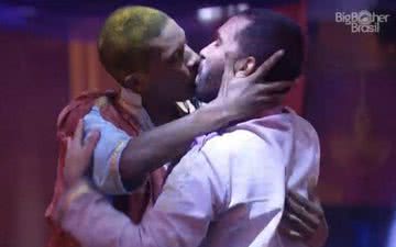 Lucas e Gilberto protagonizaram o primeiro beijo gay do BBB - Reprodução / Globo