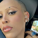 A rapper americana Doja Cat aderiu à tendência das sobrancelhas raspadas no ano passado - Reprodução Instagram