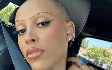 A rapper americana Doja Cat aderiu à tendência das sobrancelhas raspadas no ano passado - Reprodução Instagram