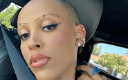 A rapper americana Doja Cat aderiu à tendência das sobrancelhas raspadas no ano passado - Reprodução Instagram