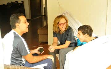 Fernando, Sandra e o filho Fefe: livro pretende informar pais e profissionais de saúde sobre a síndrome - Arquivo pessoal