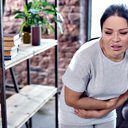 Pessoas são infectadas quando ingerem alimentos contaminados com uma bactéria que causa diarreia e vômito - iStock
