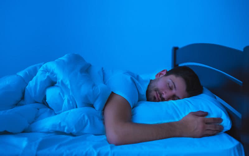 A polução noturna é caracterizada por ereções e ejaculações involuntárias  durante o sono - iStock