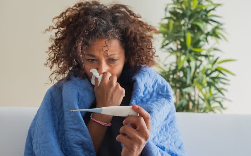 Os sintomas respiratórios da gripe podem ser semelhantes aos da covid - iStock