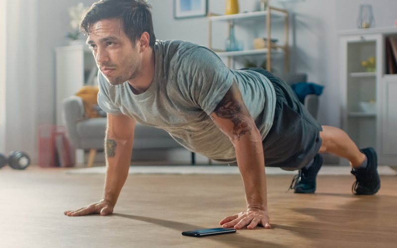 Aprenda variações de flexão para fazer em casa - iStock