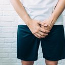 Devido à anatomia masculina, os testículos podem apresentar diferença de altura - iStock