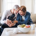 Para os idosos que vivem sozinhos, os animais de estimação podem evitar a solidão - iStock