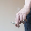 Reduzir o consumo diário de cigarro é o primeiro passo para evitar a inflamação - iStock