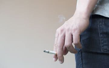 Reduzir o consumo diário de cigarro é o primeiro passo para evitar a inflamação - iStock