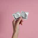 "Isso significa que você usou duas camisinhas à toa, afinal, não há a necessidade de usar camisinha para se masturbar" - iStock