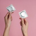 A camisinha também atua na função de evitar as Infecções Sexualmente Transmissíveis (ISTs) - iStock