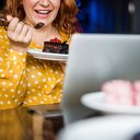 Quem tem compulsão alimentar ingere grandes quantidades de alimentos em um curto período de tempo - iStock