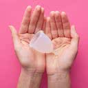 O coletor menstrual tem surgido como uma alternativa para quem quer se livrar dos absorventes comuns - iStock