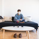 Se você é jovem, possivelmente, vai demorar um pouco para receber a vacina, então terá que tentar controlar a ansiedade - iStock
