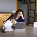 Mães mais pobres e com sintomas depressivos foram as que mais tiveram problemas com os filhos - iStock