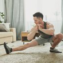 Com apenas alguns minutos por dia e usando o peso do próprio corpo, você pode fortalecer essa musculatura em casa! - iStock