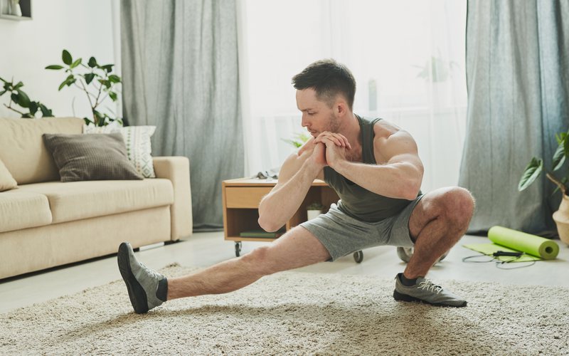 Com apenas alguns minutos por dia e usando o peso do próprio corpo, você pode fortalecer essa musculatura em casa! - iStock