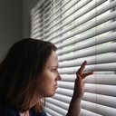 Medo de sair em locais públicos pode ter relação com ansiedade social ou fobia de espaços abertos - iStock