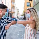 Eventualmente, se você for encontrar alguém, prefira um local aberto, evite contato muito próximo e use máscara - iStock