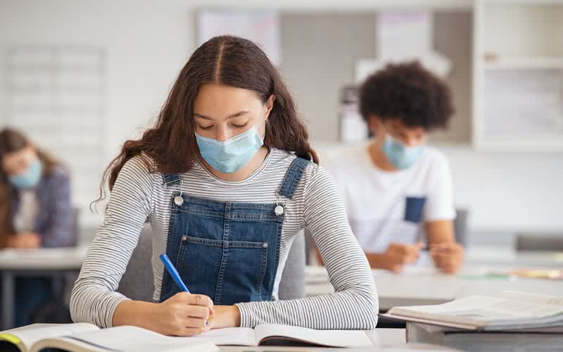 Ministro da educação diz que parte da culpa das abstenções é da mídia - iStock