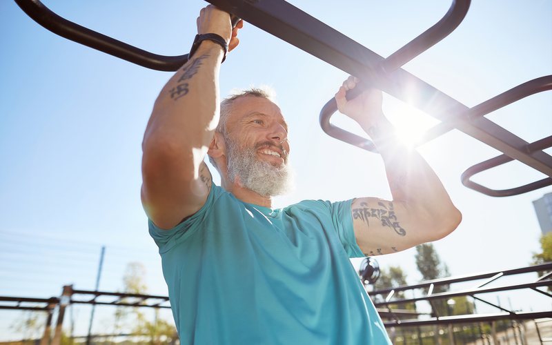 Saiba como melhorar na barra fixa! - iStock