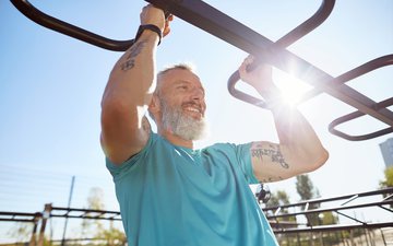 Saiba como melhorar na barra fixa! - iStock
