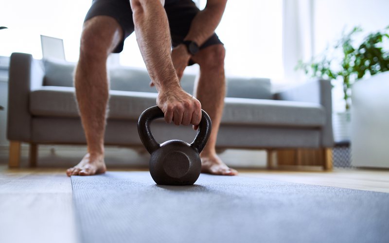 Se a ideia é treinar sério em casa, estes são os equipamentos que não podem faltar