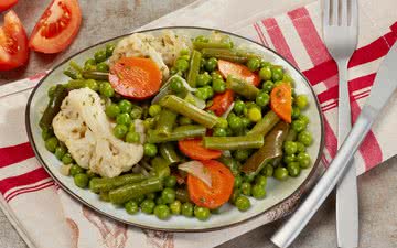 Uma salada à base de vegetais e legumes refogados é sempre uma boa escolha - iStock