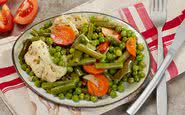 Uma salada à base de vegetais e legumes refogados é sempre uma boa escolha - iStock