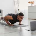 Quem quer começar a praticar deve focar nos exercícios mais simples, feitos sempre com atenção à postura e ao movimento corretos - iStock