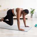 Fortalecer o abdômen é importante para obter mais equilíbrio e para melhorar o desempenho em outros exercícios - iStock