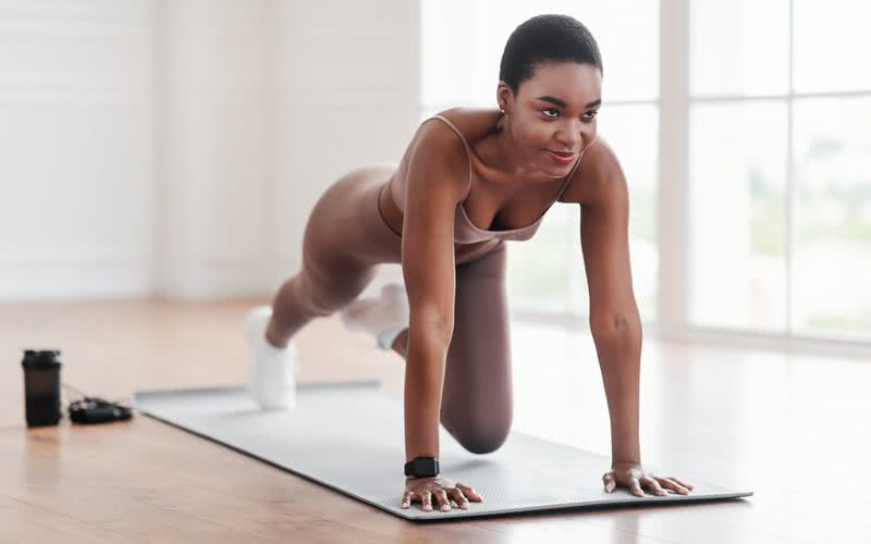 Toda prática de exercícios físicos requer o acompanhamento de um profissional da educação física - iStock