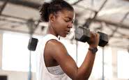 Treinador comenta os melhores exercícios para bíceps e tríceps - iStock