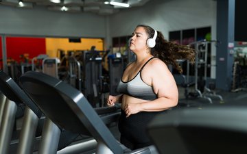 Qual queima mais calorias, corrida ou musculação? - iStock