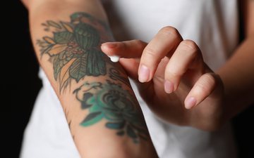 Tatuagem sem erro: dermatologistas listam cuidados do estúdio ao sol
