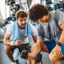 Treinador fala sobre os melhores exercícios para bíceps na academia - iStock