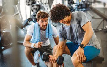 Treinador fala sobre os melhores exercícios para bíceps na academia - iStock