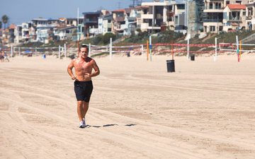 Pequenas mudanças no treino ajudam a reduzir riscos e melhorar a experiência no calor - iStock