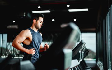 Veja como é o treino de musculação para quem corre - iStock