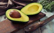O abacate pode ser usado em receitas doces e salgadas e oferece benefícios para a saúde - iStock